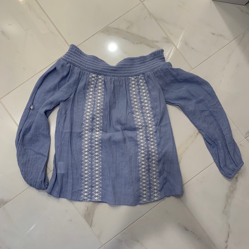 Women’s Off the shoulder top size xs